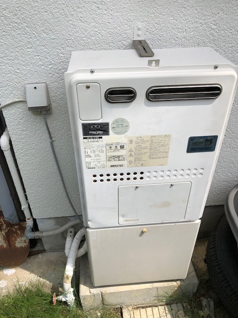 大阪府河内長野市 K様 ノーリツ給湯器 GT-1660SAWX BL 16号オート追焚付給湯器 交換工事 交換前