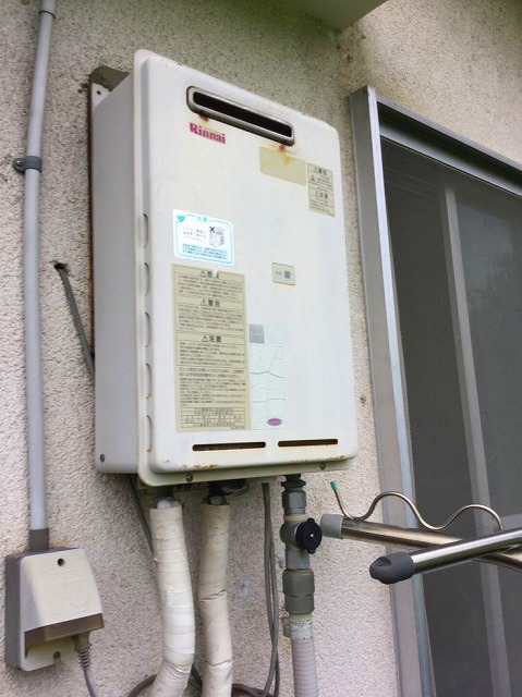 京都府宇治市 I様 リンナイ給湯器 RUX-A1616W-E 16号オートストップ給湯専用給湯器 交換工事 交換前