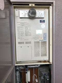 大阪府吹田市 U様 リンナイ給湯器 RUFH-A2400AT2-1 24号フルオート給湯暖房給湯器 交換工事 交換前