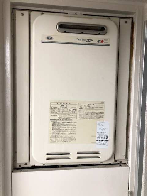 大阪府寝屋川市 Ｙ様 リンナイ給湯器 RUJ-V1611W(A) 16号高温水供給式給湯器 交換工事 交換前