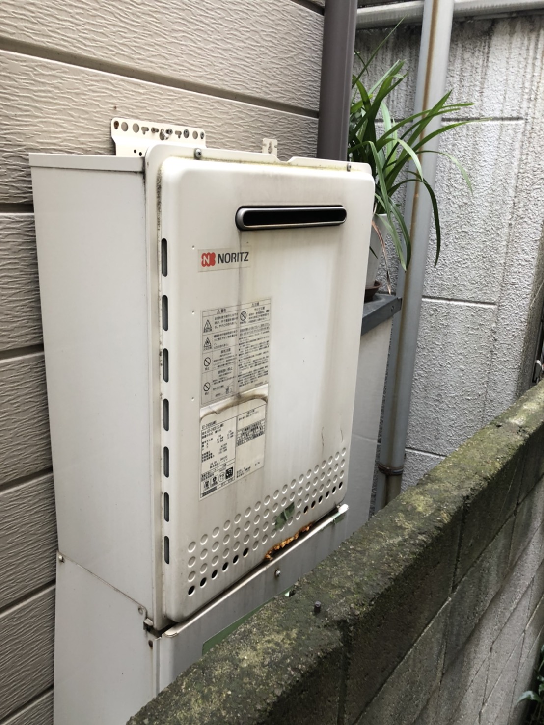 東京都荒川区 Ｋ様 都市ガス ノーリツ給湯器 GT-2460SAWX-1 BL 24号オート追焚付給湯器 交換工事 交換前