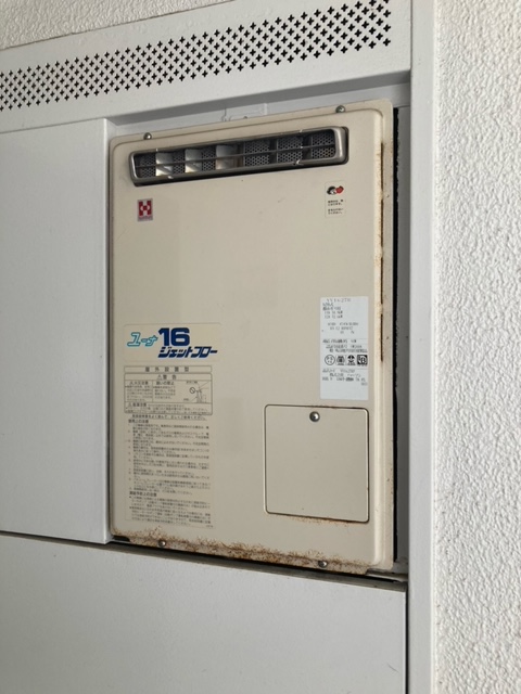 福岡県福岡市南区 Ｔ様 都市ガス リンナイ給湯器 RUJ-A1610W 16号高温水供給式給湯器 交換工事 交換前