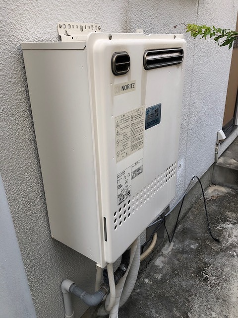 大阪府高槻市 Ｋ様 都市ガス ノーリツ給湯器 GT-2460SAWX-1 BL 24号オート追焚付給湯器 交換工事 交換前