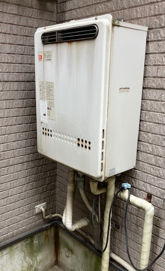 東京都足立区 K様 都市ガス ノーリツ給湯器 GT-2460SAWX-2 BL 24号オート追焚付給湯器 交換工事 交換前